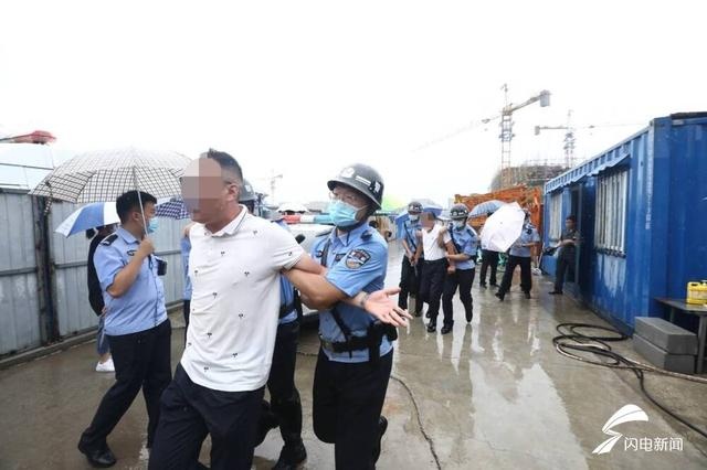 济南中院清场一“在建工程”遇身份不明人员聚集 20多名干警强制交付