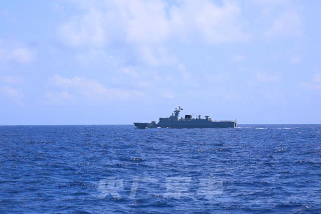 南海某海域!南部战区海军某护卫舰支队展开舰炮对海射击训练