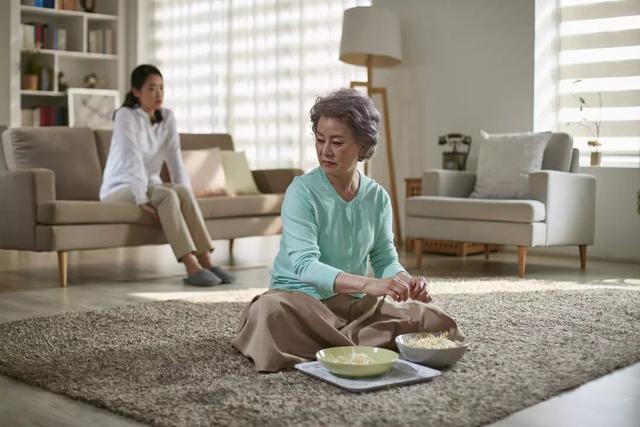 老人掺和子女生活有啥影响?隔代育儿矛盾多,三代同住关系乱