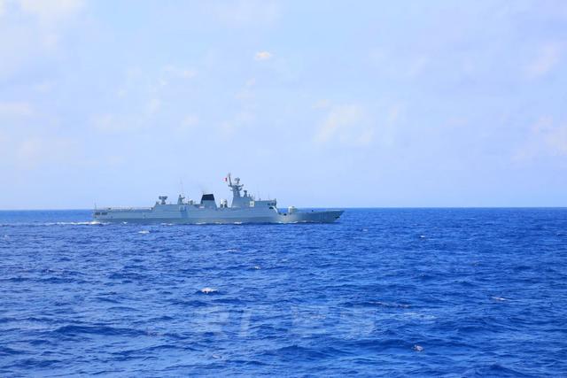南海某海域!南部战区海军某护卫舰支队展开舰炮对海射击训练