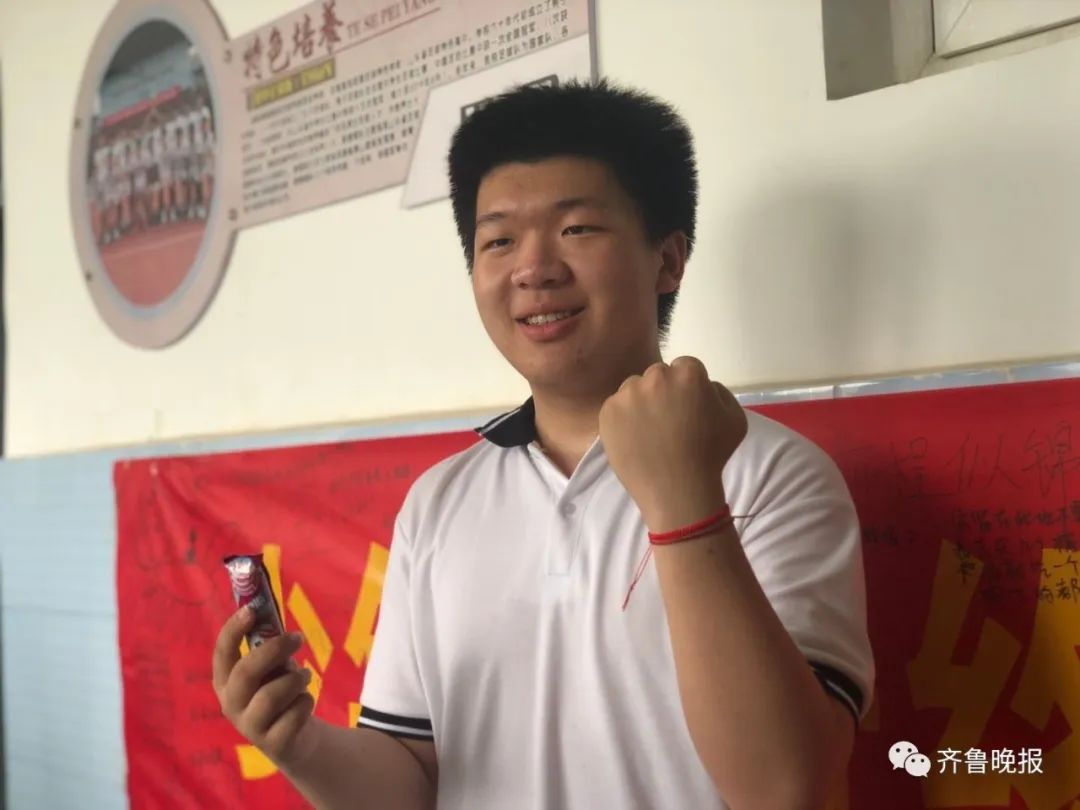 高三男生在老师肩头大哭,久久不离去…济南这些学校最后一课,太好哭了