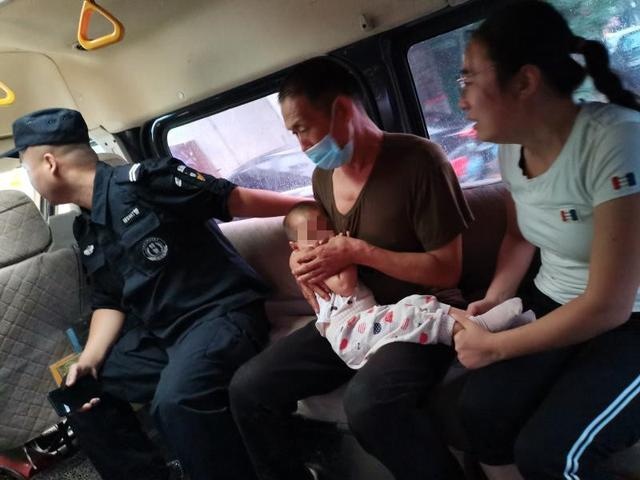 赞皇2岁男童过敏抽搐休克,警车秒变救护车紧急送医