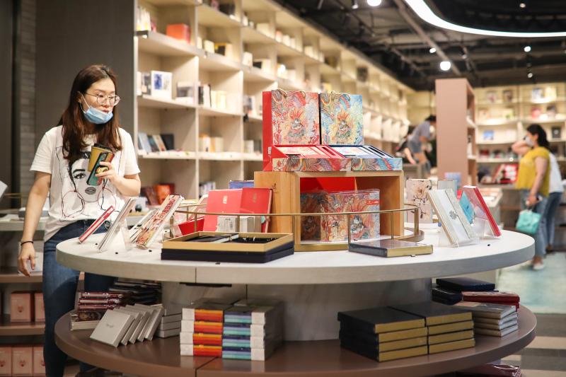 这还是书店?上海BFC“阅外滩”书店开业,打造“城市会客厅”