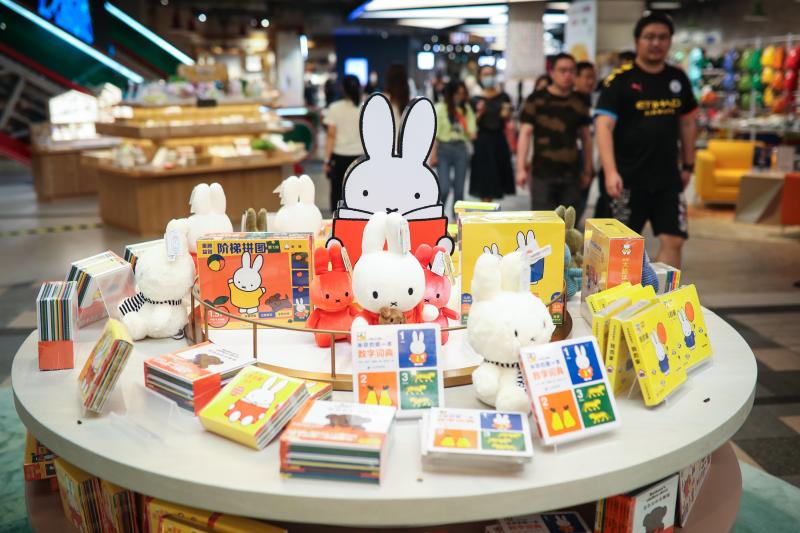 这还是书店?上海BFC“阅外滩”书店开业,打造“城市会客厅”