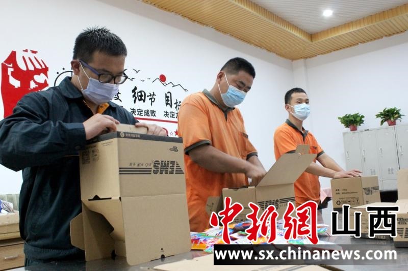 山西邮政尝鲜“免胶带环保纸箱”,推进限塑令。 李新锁 摄