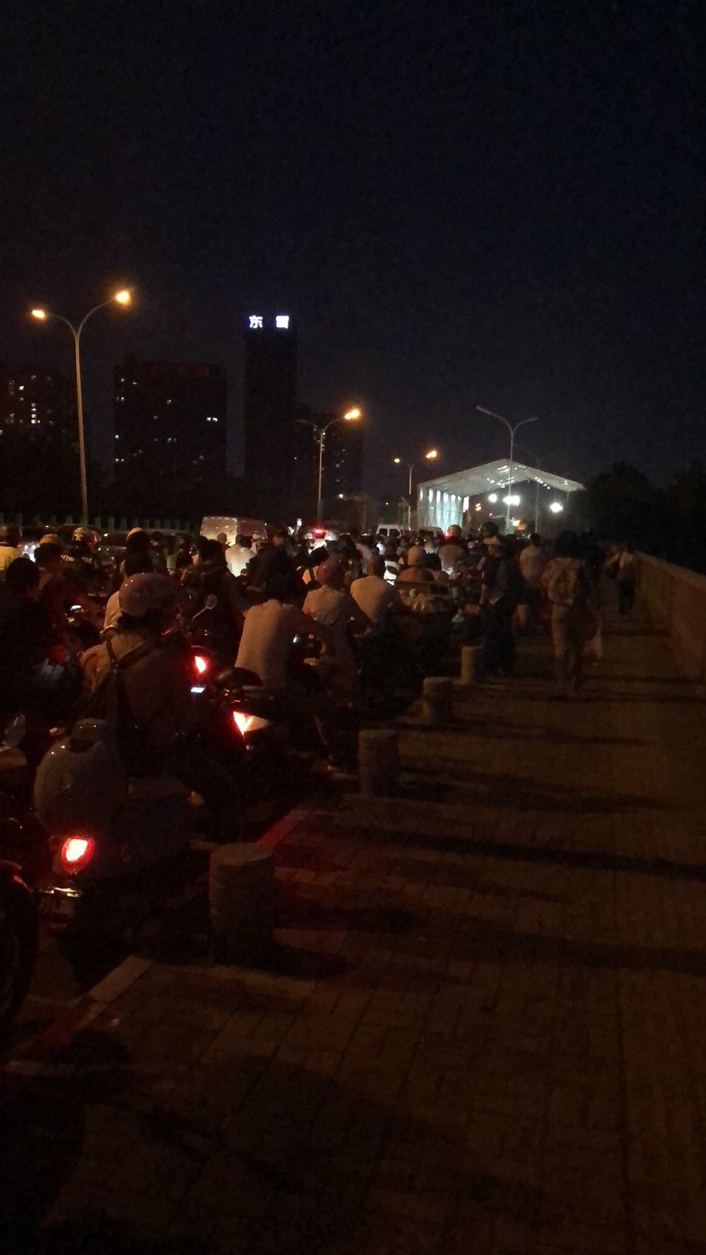 疫情下北京与燕郊通勤族:每天在检测点一排队两个小时