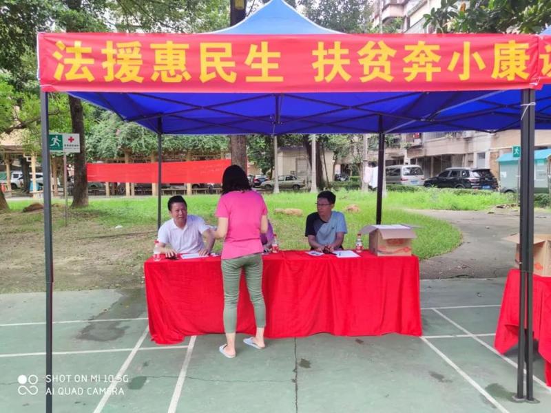 接过“中山市法律援助志愿服务队队旗”,中山市司法行政迅速开展创文活动