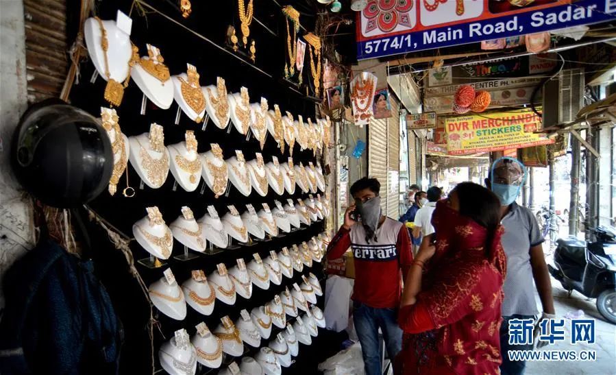 ▲6月10日，人们走过印度新德里萨达尔市场。新华社发（帕塔·萨卡尔 摄）