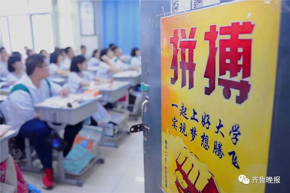 高三男生在老师肩头大哭,久久不离去…济南这些学校最后一课,太好哭了
