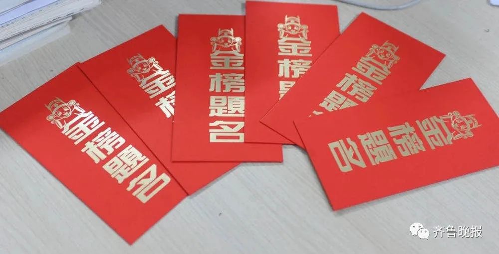 高三男生在老师肩头大哭,久久不离去…济南这些学校最后一课,太好哭了