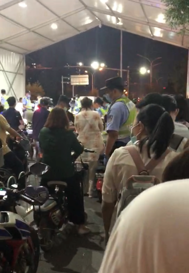 疫情下北京与燕郊通勤族:每天在检测点一排队两个小时