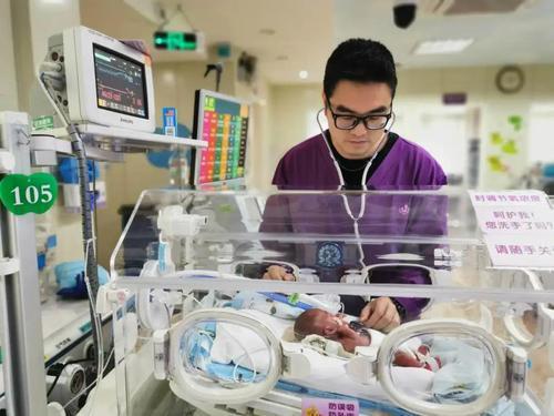 出生体重只有1斤多!顺德25周超早产双胞胎健康出院