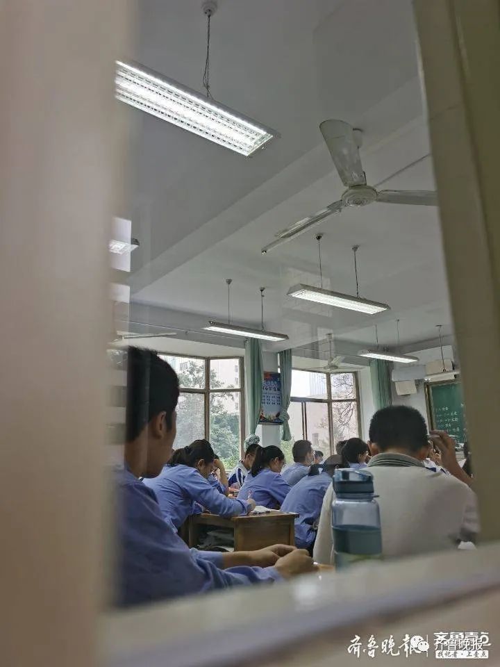 高三男生在老师肩头大哭,久久不离去…济南这些学校最后一课,太好哭了