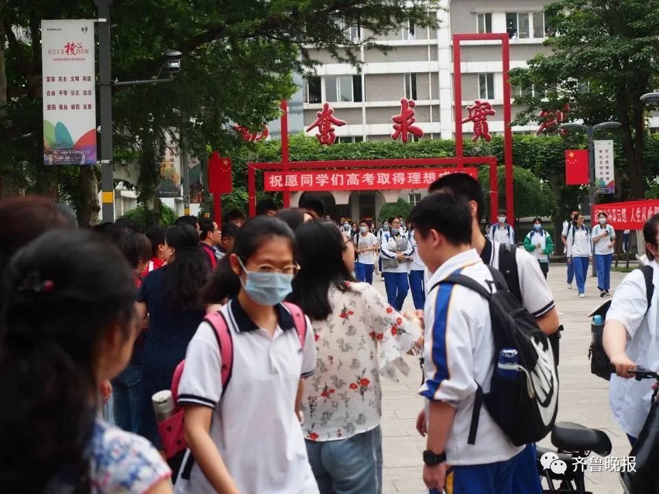 高三男生在老师肩头大哭,久久不离去…济南这些学校最后一课,太好哭了