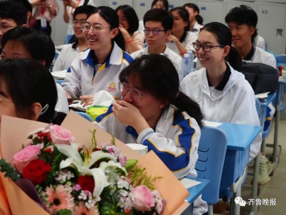 高三男生在老师肩头大哭,久久不离去…济南这些学校最后一课,太好哭了
