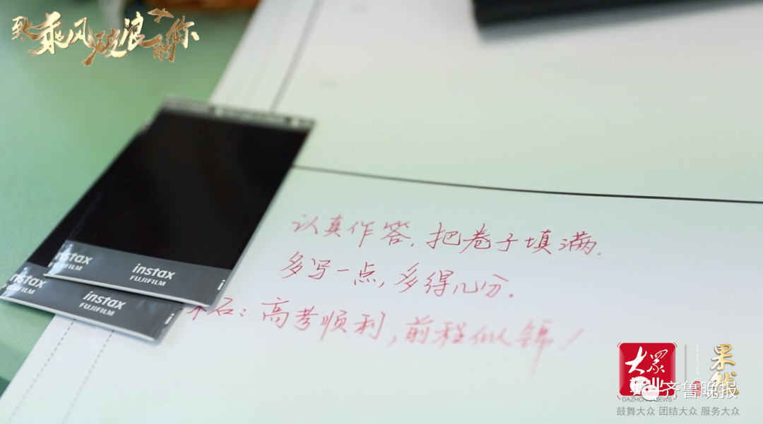 高三男生在老师肩头大哭,久久不离去…济南这些学校最后一课,太好哭了