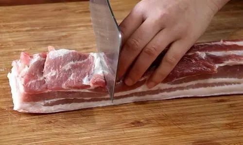 买五花肉,记得分清“上五花”和“下五花”,味道相差大,别买错