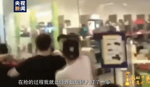 李籍:面对暴徒殴打 他带着儿女高唱国歌