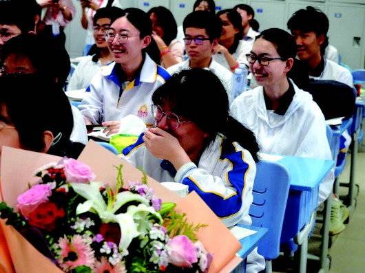 红色手链、手写考试秘籍…济南高三生最后一课,眼泪欢笑齐飞