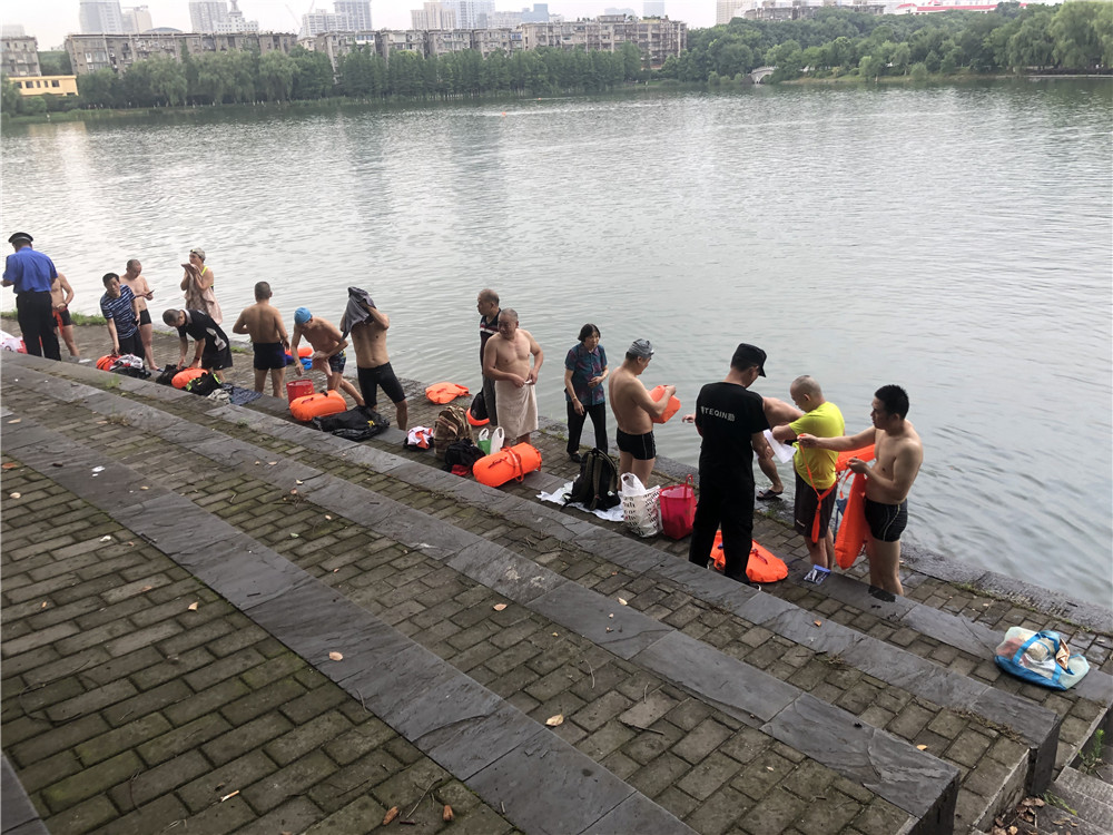 年嘉湖里游泳的市民屡禁不止,负责人:有人直接在湖边更换衣物,非常不雅