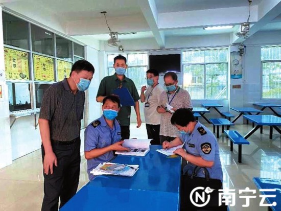 南宁市场监管部门:中高考期间监督员将进驻156家学校让考生放心用餐!