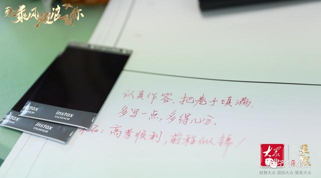 高三男生在老师肩头大哭,久久不离去…济南这些学校最后一课,太好哭了
