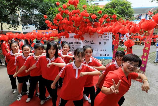 广西融安:中学举办祝福高考系列活动 喊楼,过龙门,红灯笼祈福金榜题名