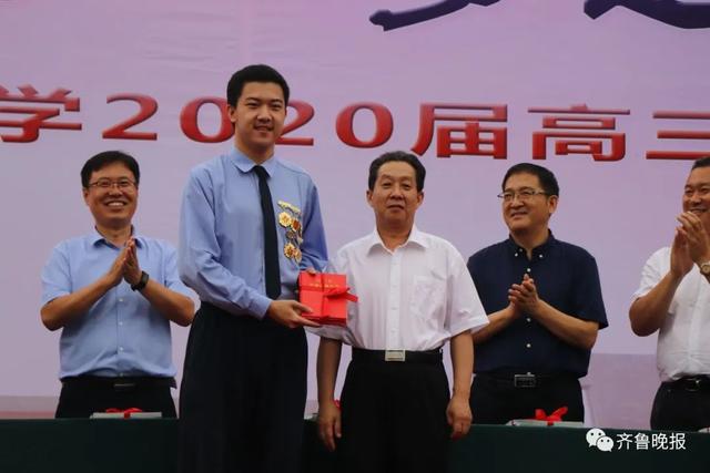高三男生在老师肩头大哭,久久不离去…济南这些学校最后一课,太好哭了