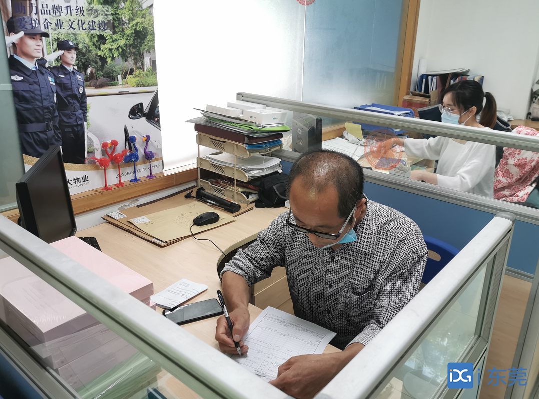 在东莞图书馆留言的农民工,成了代言人