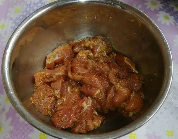 猪肉这么炒才不柴?五星级大厨教你一招,炒好的猪肉又嫩又滑