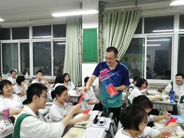 高三男生在老师肩头大哭,久久不离去…济南这些学校最后一课,太好哭了
