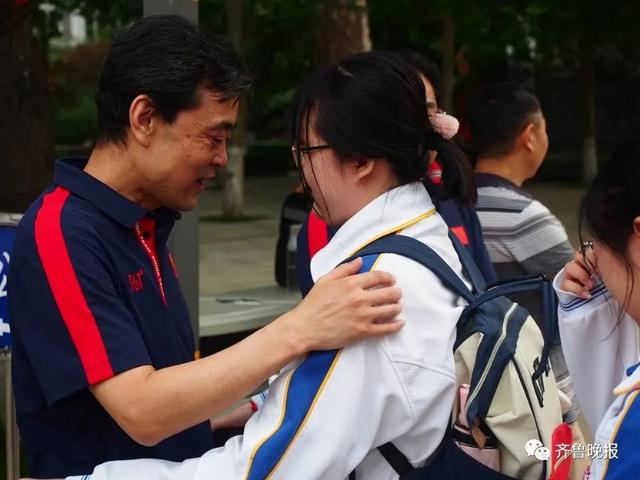 高三男生在老师肩头大哭,久久不离去…济南这些学校最后一课,太好哭了