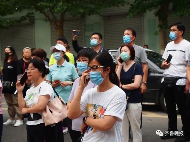 高三男生在老师肩头大哭,久久不离去…济南这些学校最后一课,太好哭了