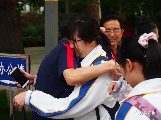 高三男生在老师肩头大哭,久久不离去…济南这些学校最后一课,太好哭了