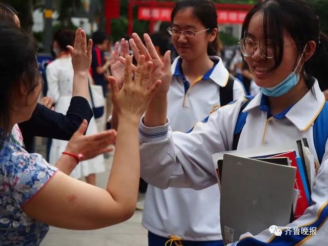 高三男生在老师肩头大哭,久久不离去…济南这些学校最后一课,太好哭了