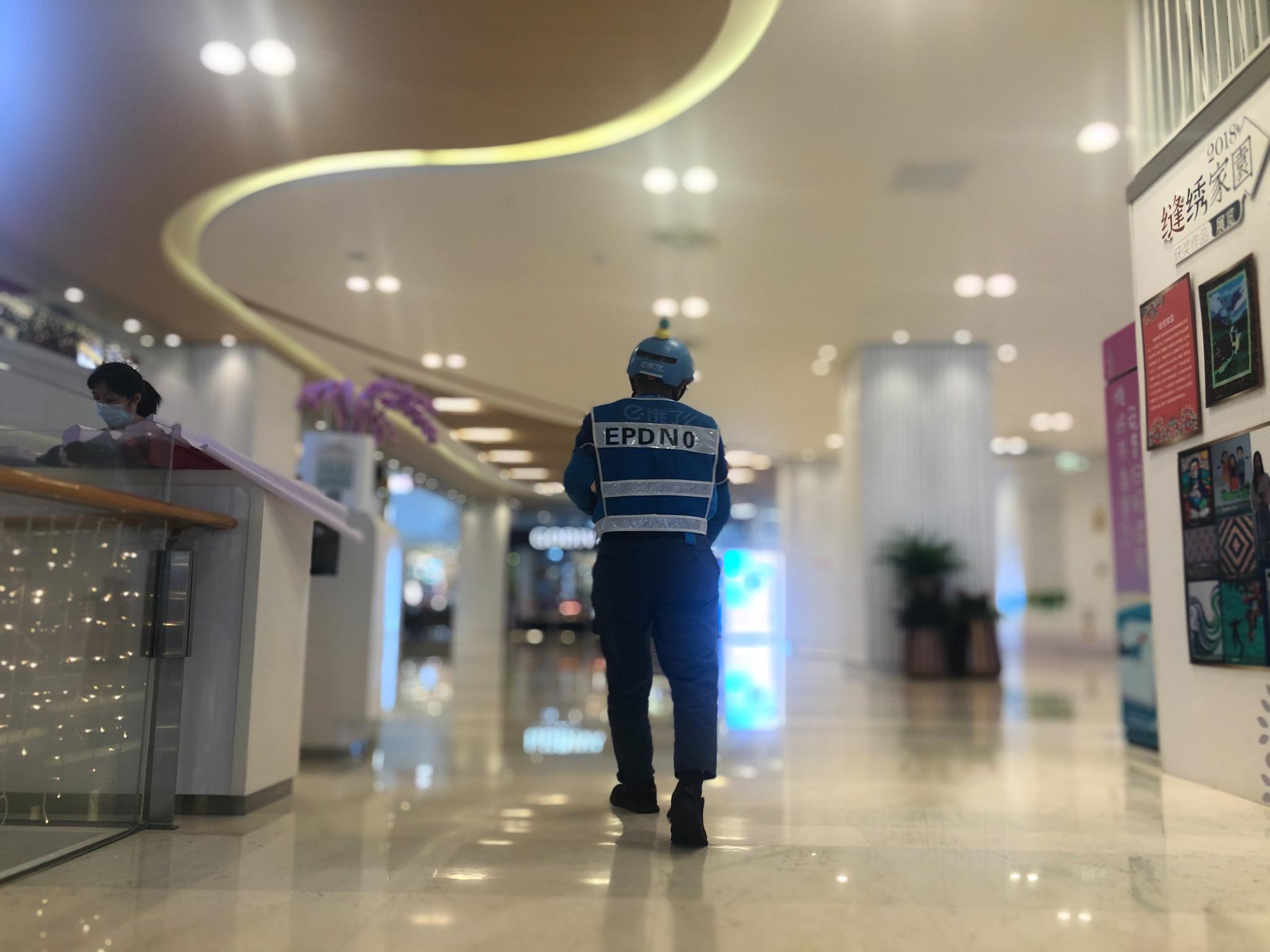 上海一55岁外卖小哥月月都是“跑单王”,配送距离绕地球一圈