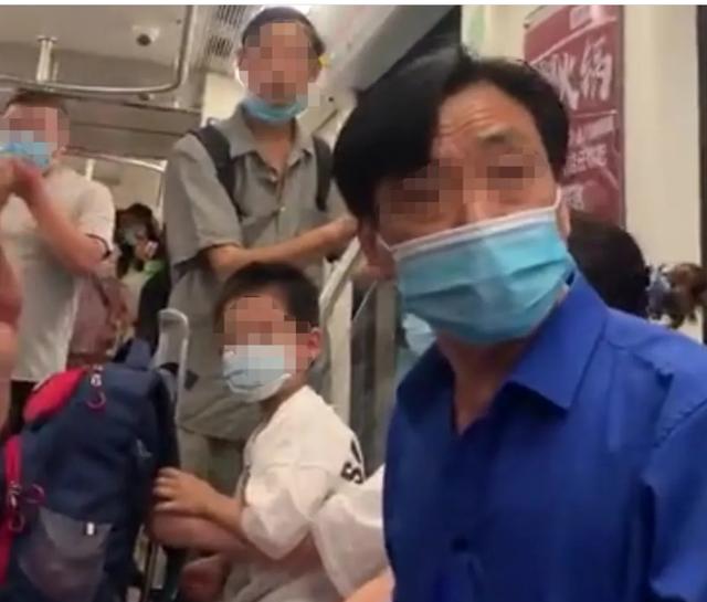 太猖狂!男子在地铁猥亵女乘客 被抓现行后谩骂不休,警方:拘了
