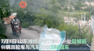 老人开三轮车陡坡突然熄火!男子一路狂奔举动超帅气