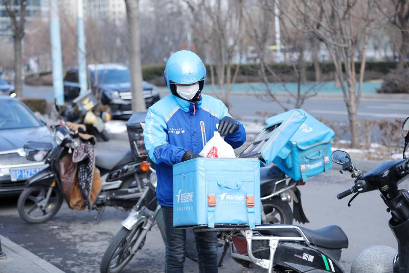 上海一55岁外卖小哥月月都是“跑单王”,配送距离绕地球一圈
