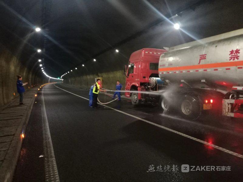 承德高速一隧道内,油罐车轮胎突然起火!