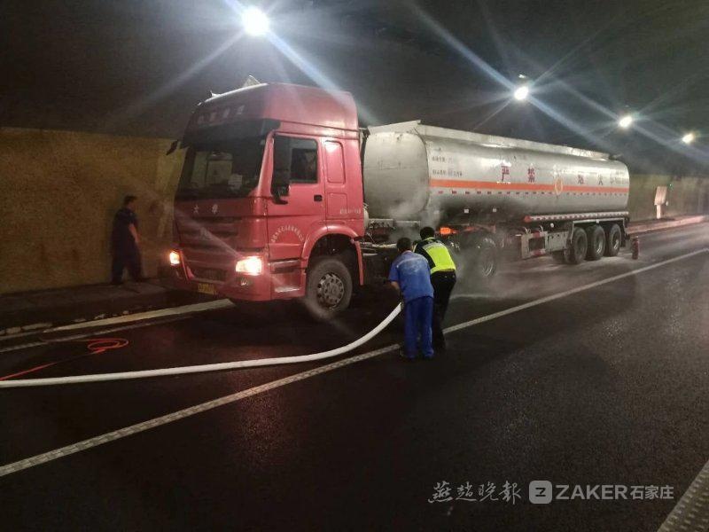 承德高速一隧道内,油罐车轮胎突然起火!