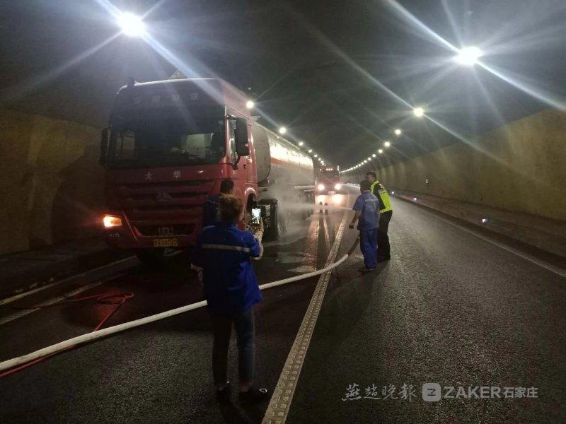 承德高速一隧道内,油罐车轮胎突然起火!