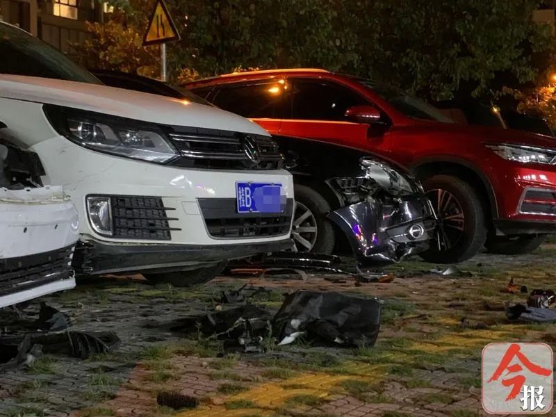 东环大道星源停车场,一车失控连撞五车!事发前后目击者看到这幕