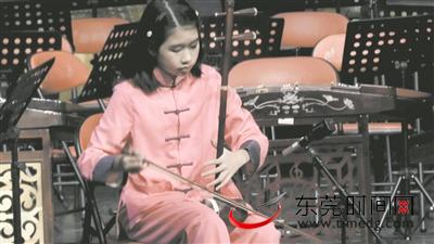 东莞姑娘从小爱唱粤剧 未来想当一名高胡演奏家
