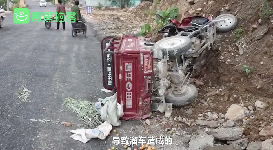 老人开三轮车陡坡突然熄火!男子一路狂奔举动超帅气
