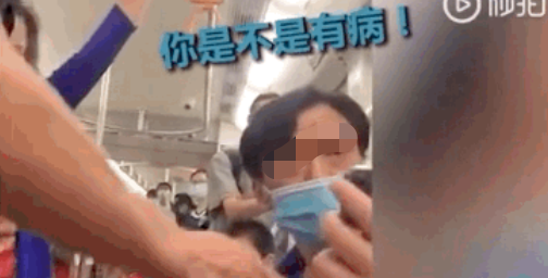 一男子地铁猥亵女孩被群殴,见民警却恶人先告状,结果……