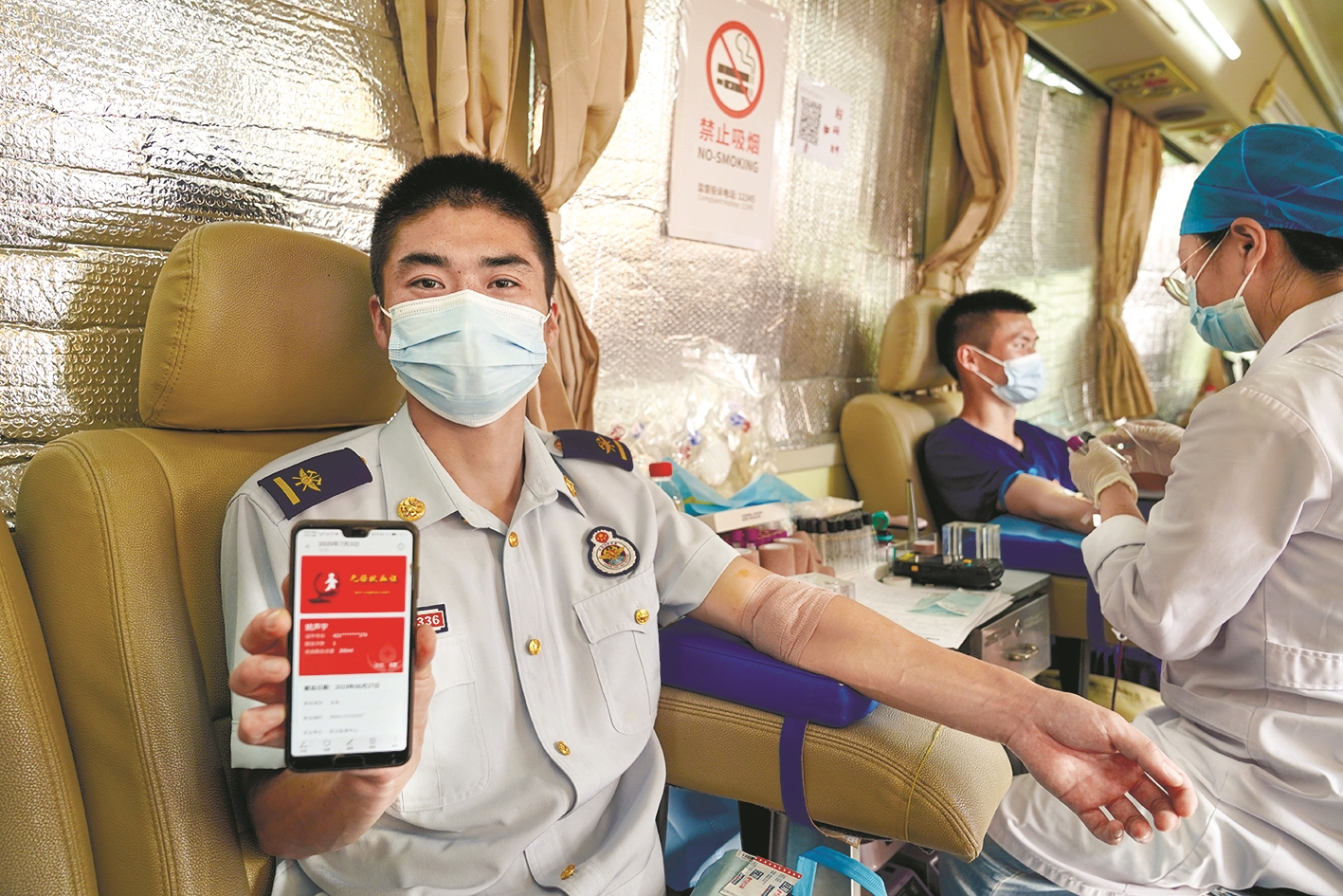 武汉500名消防员集体献血 首次领取新推出的电子献血证