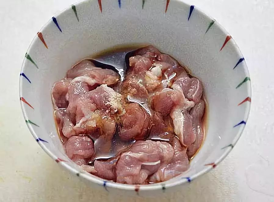 猪肉这么炒才不柴?五星级大厨教你一招,炒好的猪肉又嫩又滑