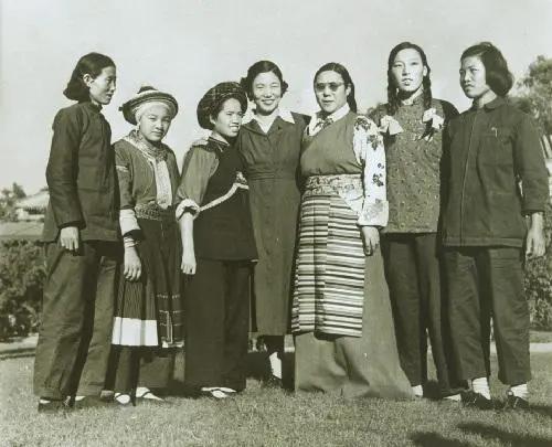 于蓝和申纪兰,她们才是乘风破浪的姐姐