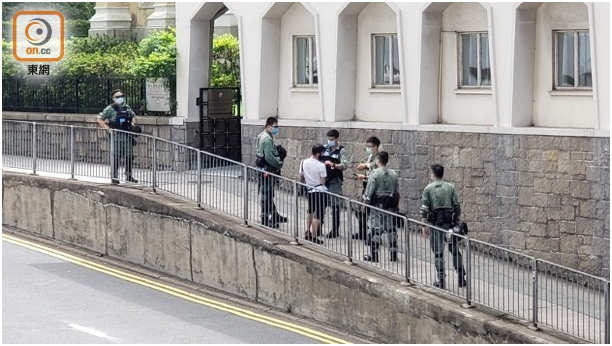 警方在美驻港总领馆四周截查前来“庆祝”人士。图源:香港“东网”